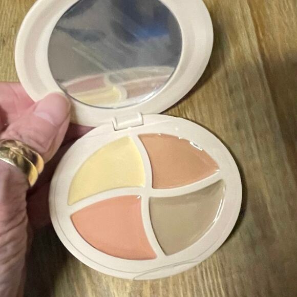 K Beauty Color Corrector Concealer Compact-New for Light & Fair Skin tones NWOB - Picture 4 of 6